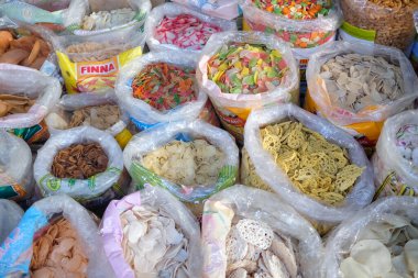 Malang, Doğu Java / Endonezya - 23 Mayıs 2020: pazarda satılan çeşitli ham krakerler