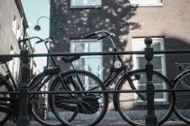 Hollanda, Amsterdam 'da bir kanal çitine parketmiş bisikletler..