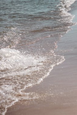 Su Yüzeyi Arkaplan Denizi gün batımında dalgalanır. Eskimiş fotoğraflar esneme ve toz bulutları