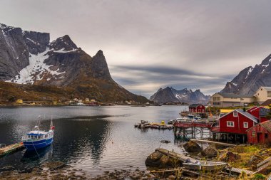 Norveç köyünün manzaralı şirin evleri
