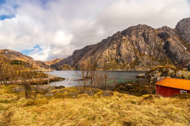 Norveç köyünün manzaralı şirin evi