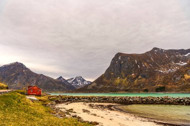 Norveç köyünün manzaralı şirin evi