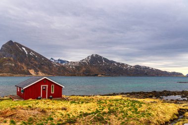 Norveç köyünün manzaralı şirin evi