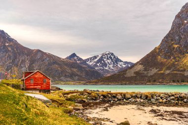 Norveç köyünün manzaralı şirin evi
