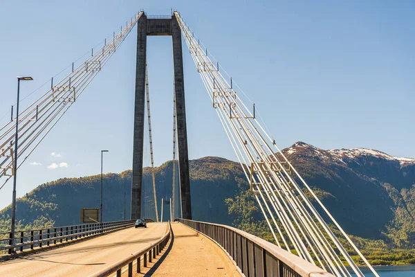 Norveç manzarası manzaralı bir yer. Köprü