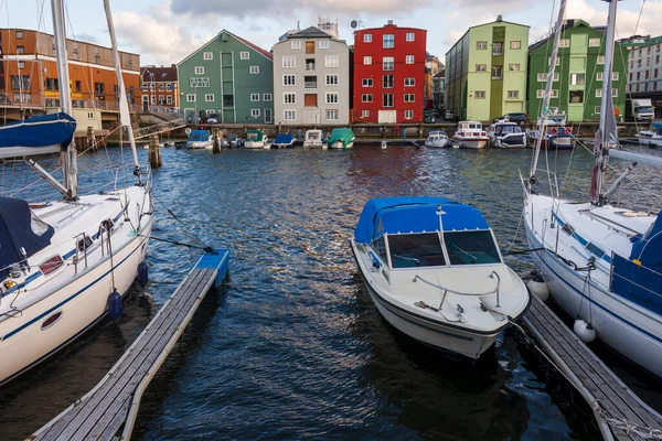 Naturskön Utsikt Över Norska Byn Söta Hus Och Båtar — Stockfoto