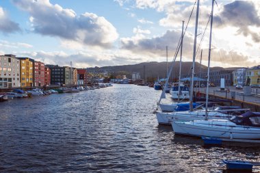 Norveç köyünün manzaralı şirin evleri ve tekneleri