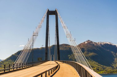 Norveç manzarası manzaralı bir yer. Köprü