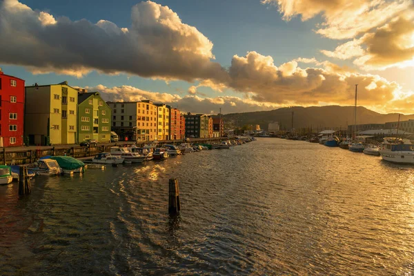 Norveç köyünün manzaralı şirin evleri ve tekneleri