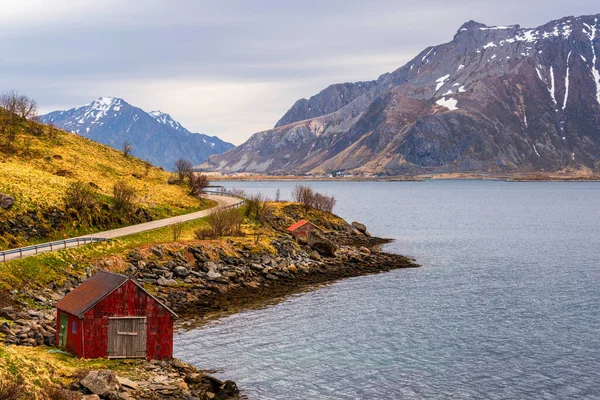 Norveç köyünün manzaralı şirin evi