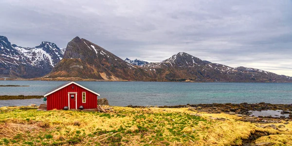 Norveç köyünün manzaralı şirin evi