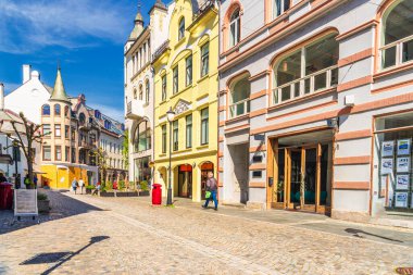 Alesund, Norveç 'teki küçük şehir evlerinin sokak fotoğrafı