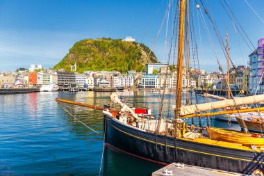 Norveç 'in Alesund kentinin manzarası, kanalizasyon suyundaki evler ve tekneler 