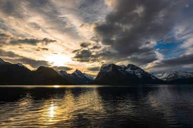 Doğa manzarası, günbatımı gökyüzü, göl ve dağlar 