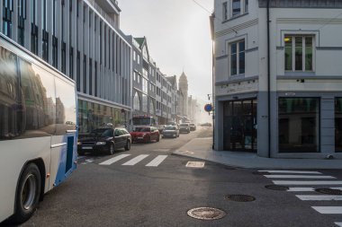 Alesund, Norveç 'teki küçük şehir evleri ve arabaların sokak gezisi fotoğrafları.