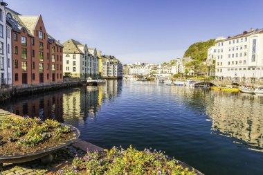 Norveç 'in Alesund kentinin manzarası, evler ve kanallar 