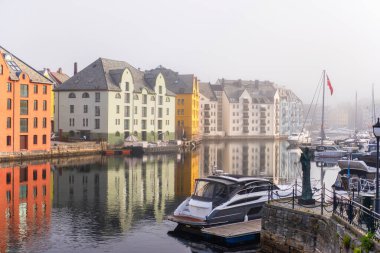 Norveç 'in Alesund kentinin manzarası, kanalizasyon suyundaki evler ve tekneler 