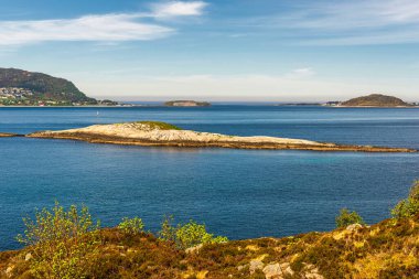 Göl suyundaki küçük ada 