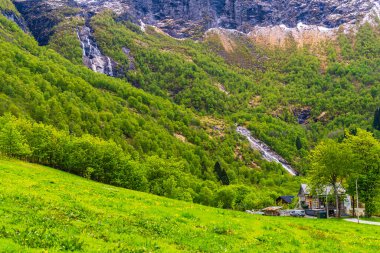 Şelalenin su akışı doğada 