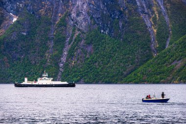 su yüzeyinde yüzen tekne, dağlarda göl 