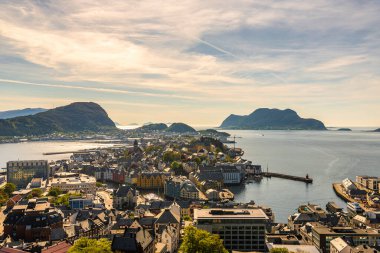 Deniz limanı ve evleri olan lesund kasabasının manzarası 