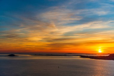 Adada günbatımı görkemli gökyüzü, göl suyu yüzeyi 
