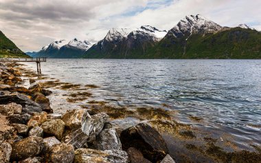 Dağlardaki manzara gölü, doğadaki güzellik.