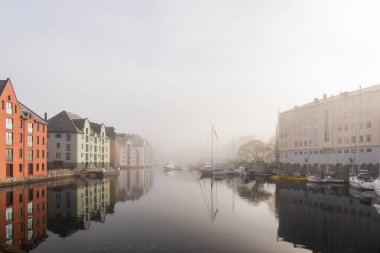 Sisli hava, sis, Norveç 'in Alesund kasabasında evler ve kanallar.