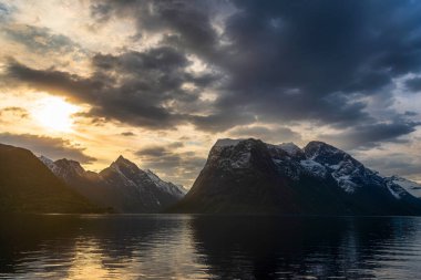 Güzel günbatımı gökyüzü yansıması Göl suyunda ve dağlarda 