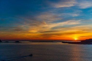 Adada günbatımı görkemli gökyüzü, göl suyu yüzeyi 