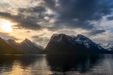 Güzel günbatımı gökyüzü yansıması Göl suyunda ve dağlarda 