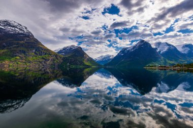 Sakin göl ve dağlar, sudaki yansıma. 