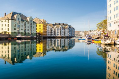 Norveç 'in Alesund kentinin manzarası, kanalizasyon suyundaki evler ve tekneler 