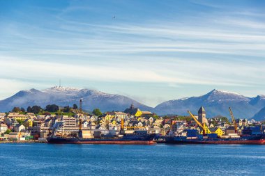 Okyanus manzaralı, evleri olan küçük bir şehir. 
