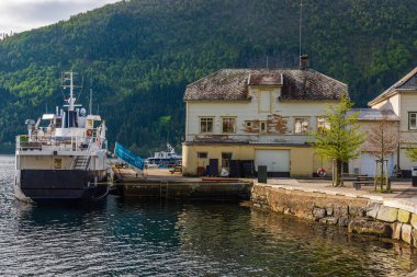 Dağlardaki gölde evler, tekneli liman. 