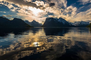 Gün batımı gökyüzü yansıması göl suyunda 