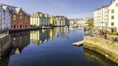 Norveç 'in Alesund kentinin manzarası, evler ve kanallar 