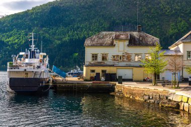Dağlardaki gölde evler, tekneli liman. 