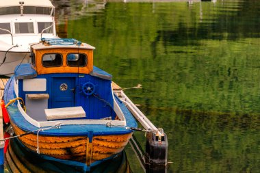 su yüzeyinde yüzen tekne, deniz taşımacılığı