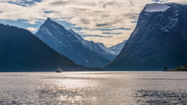 Doğa fotoğrafçılığı, gölde ve dağlarda tekne 