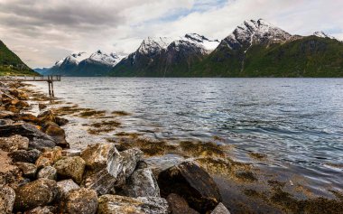 Dağlar, göl suyu, doğadaki güzellik.