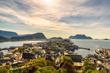 Deniz limanı ve evleri olan lesund kasabasının manzarası 
