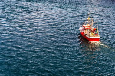 su yüzeyinde yüzen tekne, deniz taşımacılığı