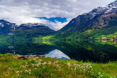 Göl suyundaki yansıma, dağlar...