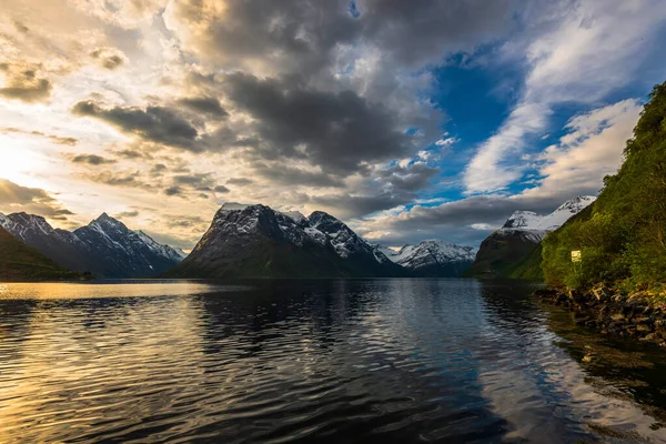 Resmål Solnedgång Himmel Sjö Och Berg — Stockfoto