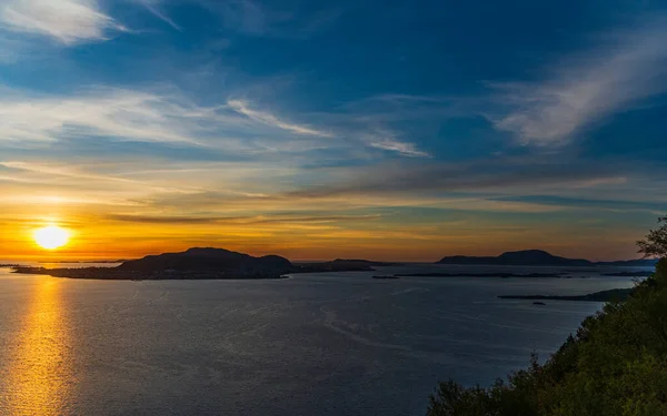 Majestätischer Sonnenuntergangshimmel Auf Insel Wasseroberfläche Des Sees — Stockfoto