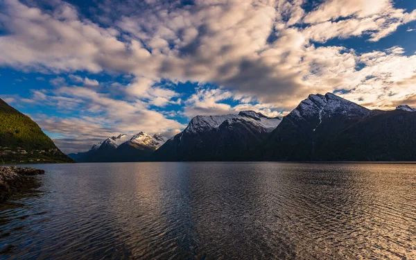 Puesta Del Sol Cielo Agua Del Lago Belleza Naturaleza — Foto de Stock