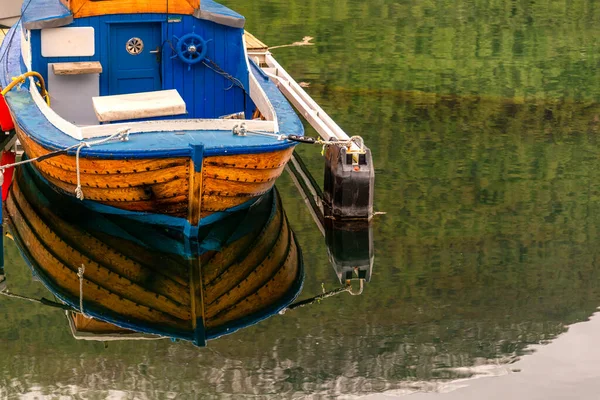 Barco Madera Superficie Del Agua Del Lago Flotante — Foto de Stock