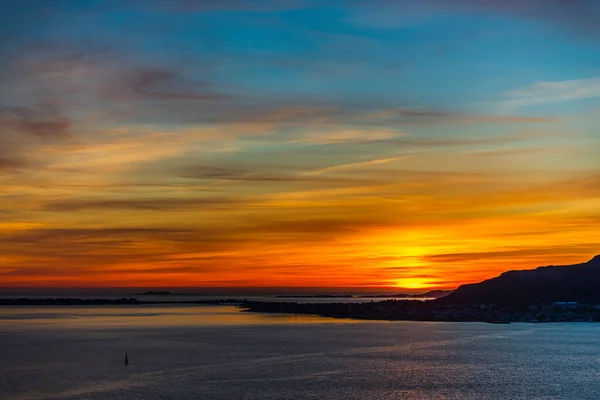 Величественное Небо Заката Острове Водная Поверхность Озера — стоковое фото