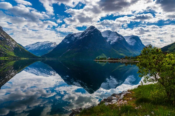 Lago Calmo Montanhas Reflexão Água — Fotografia de Stock